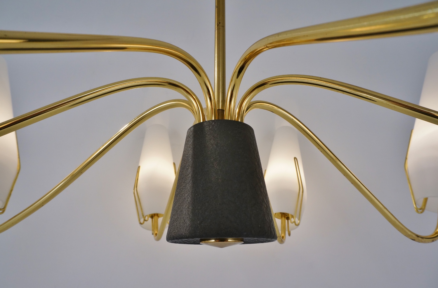 じゅん）伊1950年代　stilnovo ムラーノ・オパールガラス Stilnovo brass chandelier with opaline glass, 1950`s Italian